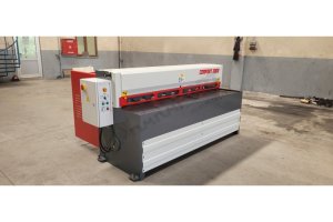 LRGM 2050 x 6mm Rediktörlü LİNDA Machine Marka Giyotin Makas