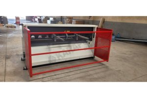 LRGM 2050 x 6mm Rediktörlü LİNDA Machine Marka Giyotin Makas
