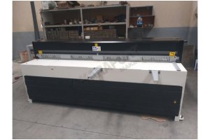 LRGM 2550 x 3mm Rediktörlü LİNDA Machine Marka Giyotin Makas