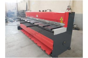 LRGM 3050 x 3,0mm Önden ve Arkadan Düşürmeli Rediktörlü Giyotin