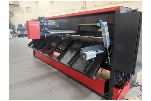 LRGM 3050 x 3,0mm Önden ve Arkadan Düşürmeli Rediktörlü Giyotin