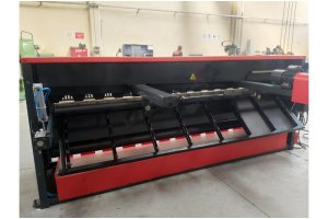 LRGM 3050 x 3,0mm Önden ve Arkadan Düşürmeli Rediktörlü Giyotin