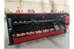 LRGM 3050 x 3,0mm Önden ve Arkadan Düşürmeli Rediktörlü Giyotin