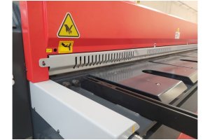 LRGM 3050 x 3,0mm Önden ve Arkadan Düşürmeli Rediktörlü Giyotin