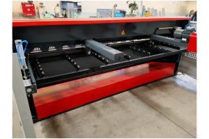 LRGM 3050 x 3mm Rediktörlü Nc Kontrollü 750mm LİNDA Machine